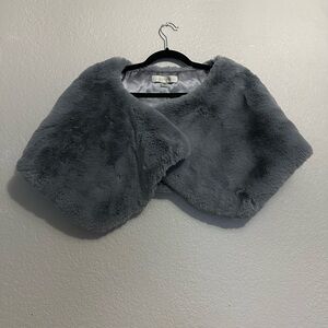 Tahari grey faux fur cape Size M new with tag